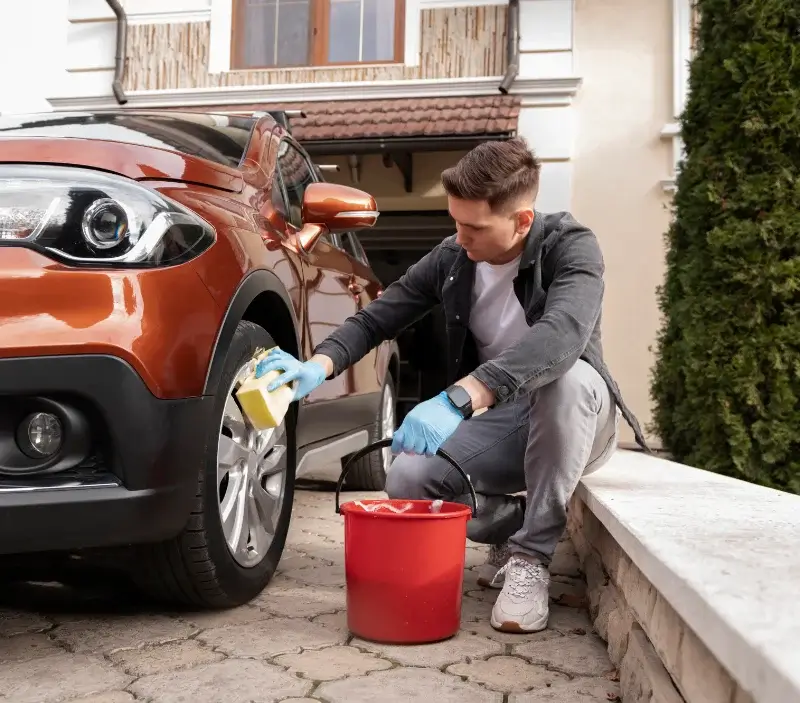 Lavage auto à domicile Lezay : professionnel intervenant sur un véhicule